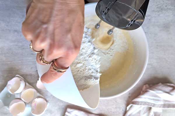 Ciasto na mleku skondensowanym dodawanie porcjami mąki z proszkiem do pieczenia