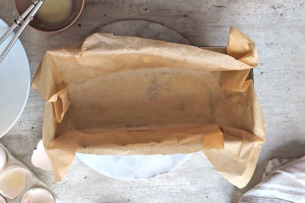 Ciasto na mleku skondensowanym forma przygotowana do pieczenia ciasta