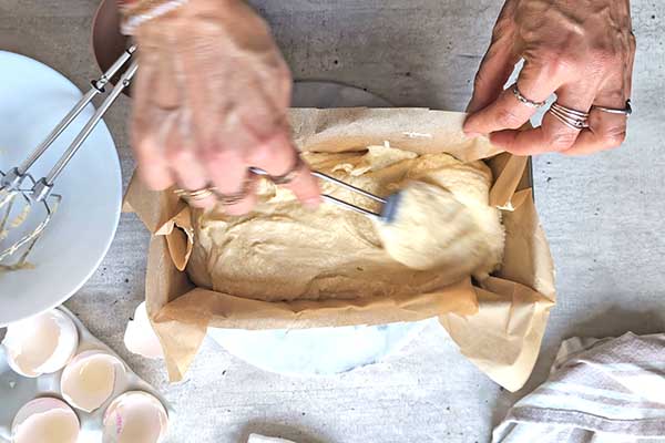 Ciasto na mleku skondensowanym wykładanie ciasta na mleku skondensowanym do formy do pieczenia