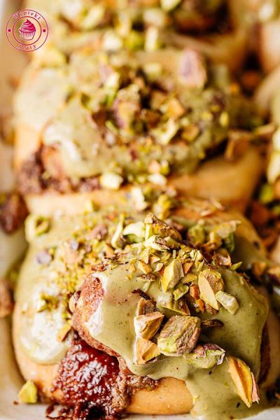 drożdżowe ciasto z pistacjami, czekoladą i kremem pistacjowym prosty przepis na domowe drożdżówki pistacjowe z czekoladą