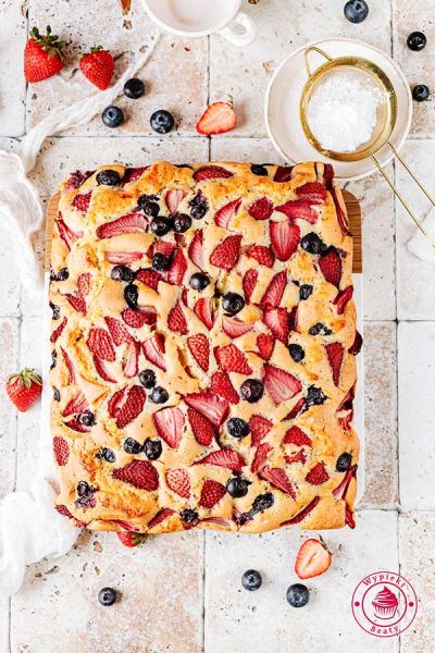 wilgotne domowe ciasto pieczone z truskawkami i borówkami szybkie truskawkowe ciasto na oleju przepis krok po kroku