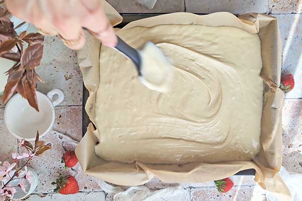wykładanie ciasta olejowego do formy do pieczenia