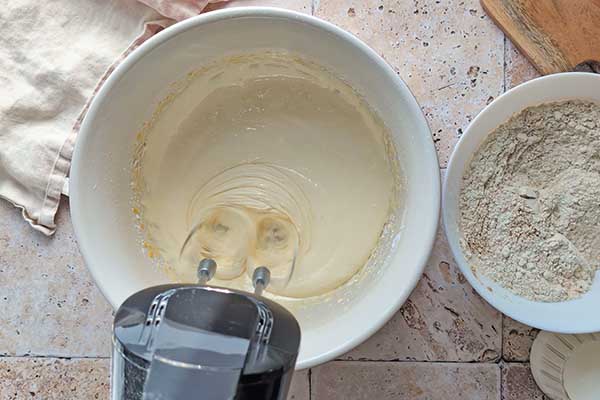 Ciasto na żółtkach z jabłkiem zmiksowane na puszysto żółtka z cukrem