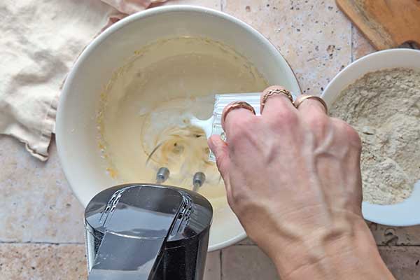 Ciasto na żółtkach z jabłkiem dodawanie mleka do ciasta na żółtkach