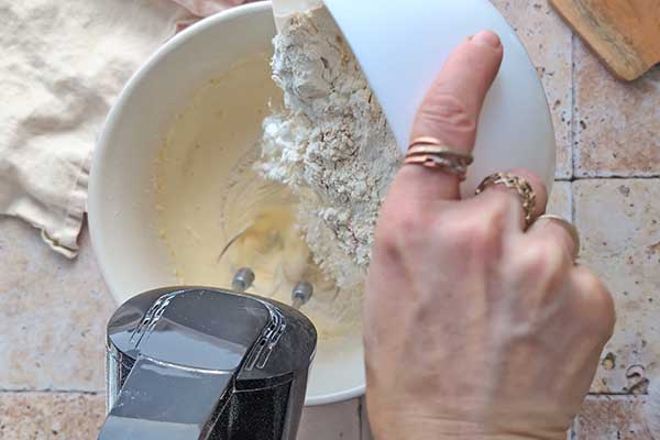 Ciasto na żółtkach z jabłkiem dodawanie zmieszanej mąki do ciasta z żółtek