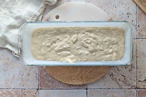 Ciasto na żółtkach z jabłkiem ciasto z żółtek z tartym jabłkiem w formie do pieczenia