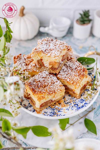 wiosenne ciasto pieczone z rabarbarem i bezową pianką na wierzchu ciasto rabarbar pod pianką przygotowane na kruchym cieście idealne na grilla