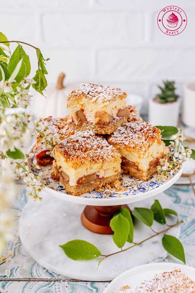 przepis na kruche ciasto pieczone z kawałkami rabarbaru oraz słodką pianką z budyniem przepis krok po kroku na kruche ciasto z rabarbarem i bezą