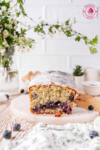 prosta babka pieczona z makiem i borówkami puszyste i wilgotne ciasto cytrynowe z makiem i borówkami oblane cytrynowym lukrem