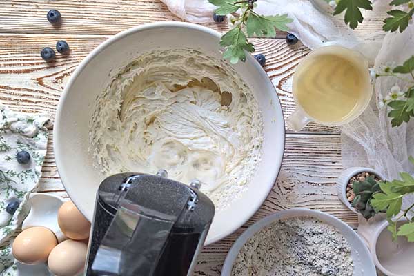 Ciasto z borówkami i makiem utarte na puch masło z cukrem