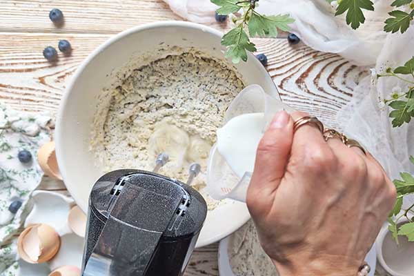 Ciasto z borówkami i makiem dodawanie mąki na zmianę z mlekiem do ucieranego ciasta