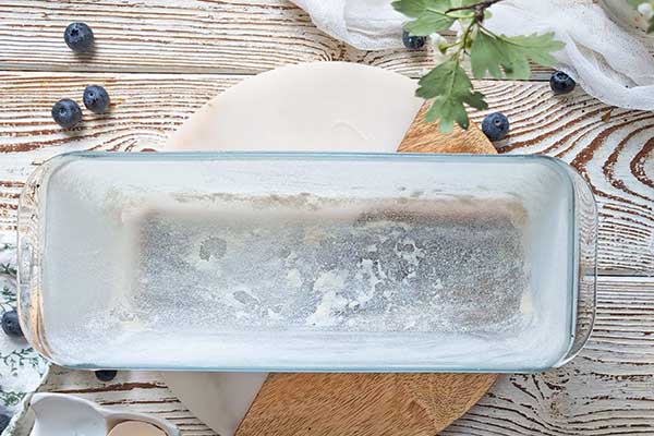 Ciasto z borówkami i makiem przygotowana forma do pieczenia ciasta z borówkami