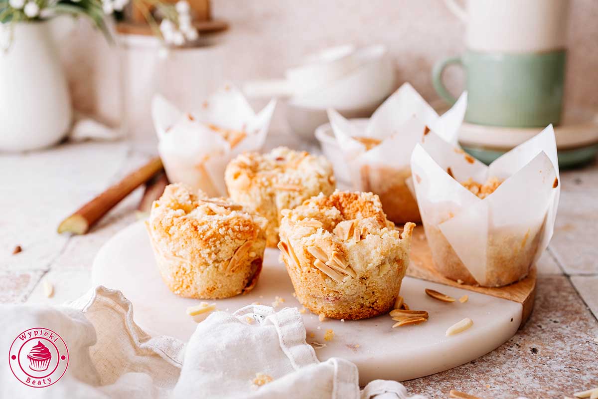 przepis na wilgotne muffinki pieczone z kawałkami rabarbaru, kruszonką i migdałami proste, puszyste migdałowe muffiny pieczone z rabarbarem, migdałami i kruszonką