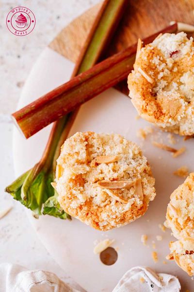 zbliżenie na muffiny migdałowe pieczone z rabarbarem i kruszonką jak zrobić migdałowe muffiny z kawałkami rabarbaru i kruszonką