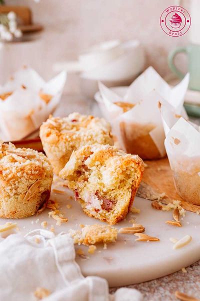 szybkie i proste ucierane migdałowe muffiny pieczone z rabarbarem i maślaną kruszonką przepis krok po kroku muffiny migdałowe pieczone z rabarbarem i kruszonką