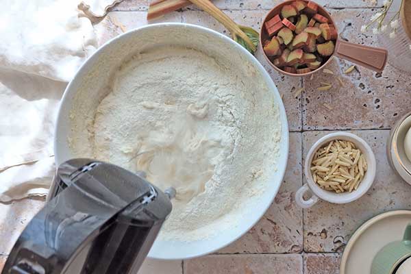 Migdałowe muffiny z rabarbarem miksowanie ciasta z mąką