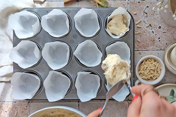 Migdałowe muffiny z rabarbarem nakładanie ciasta na muffiny do papilotek