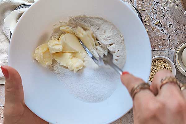 Migdałowe muffiny z rabarbarem przygotowanie kruszonki do muffinek z rabarbarem