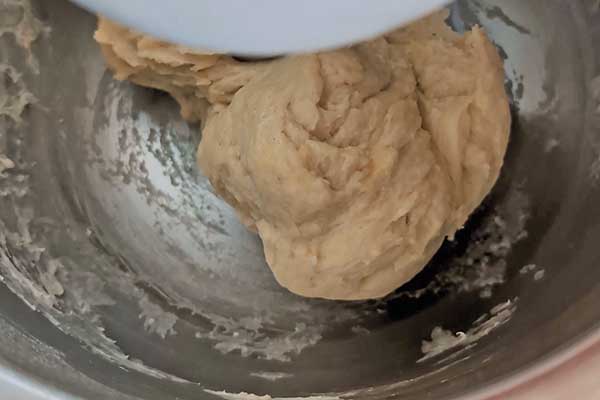 wyrobione ciasto drożdżowe na odrywany chlebek