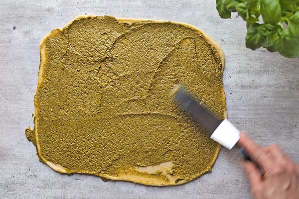 smarowanie wierzchu ciasta pesto bazyliowym