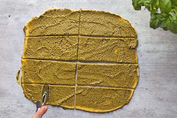 dzielenie ciasta z pesto na porcje
