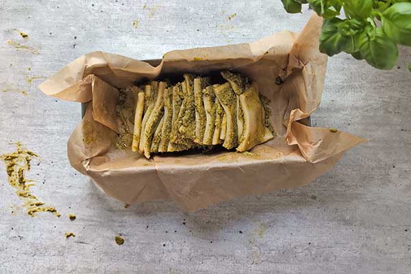 ułożone w formie do pieczenia chlebki z pesto