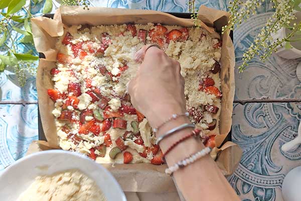 Ciasto jogurtowe posypywanie wierzchu ciasta maślaną kruszonką