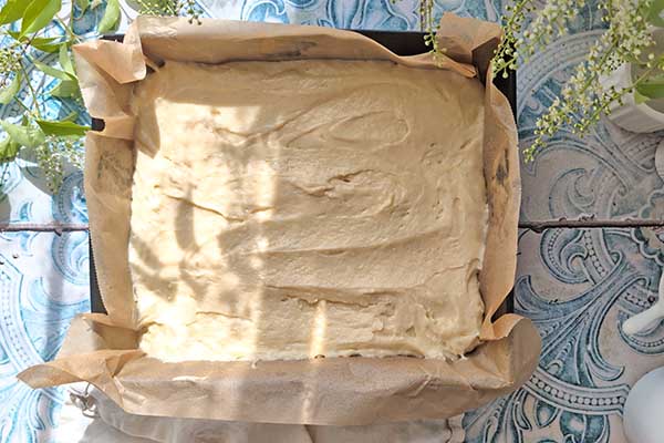 Ciasto jogurtowe ciasto jogurtowe przełożone do formy do pieczenia