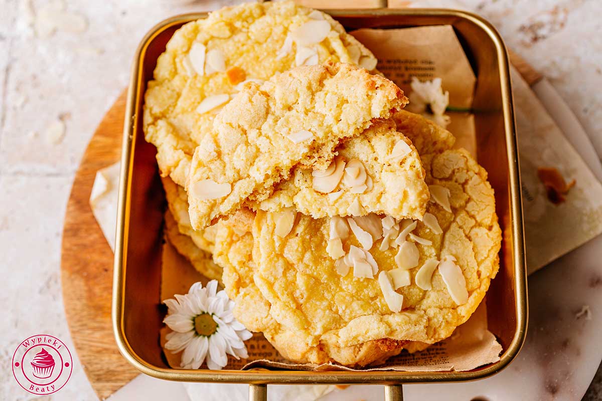 przepis na popularne almond croissant pod postacią chrupiących i jednocześnie ciągnących ciastek przepis krok po kroku na łatwe ciastka migdałowe z masą migdałową