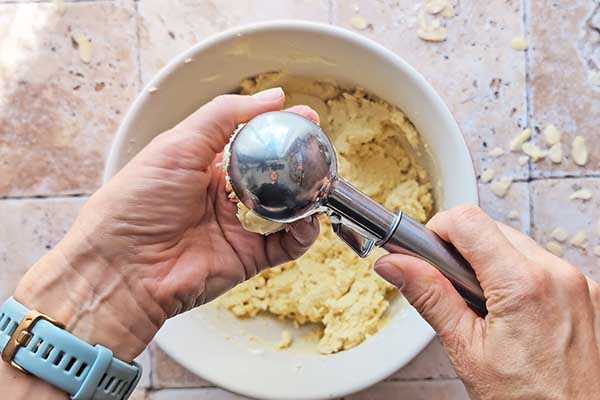 nabieranie porcji ciasta do przygotowania ciastek