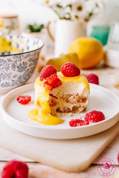 nałożony na talerzyk deserowy włoski deser cytrynowy z biszkoptami i limoncello prosty przepis na cytrynowe tiramisu z lemon curd i limoncello