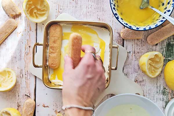 Limoncello tiramisu układanie drugiej warstwy nasączonych biszkoptów
