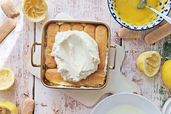 Limoncello tiramisu wykładanie cytrynowego kremu na nasączone biszkopty