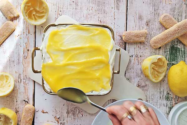 Limoncello tiramisu nakładanie lemon curd na wierzch tiramisu
