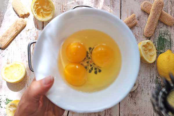 Limoncello tiramisu mieszanie jajek i żółtka na lemon curd