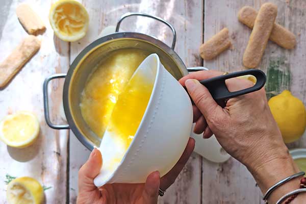 Limoncello tiramisu dodawanie jajek do masy na lemon curd