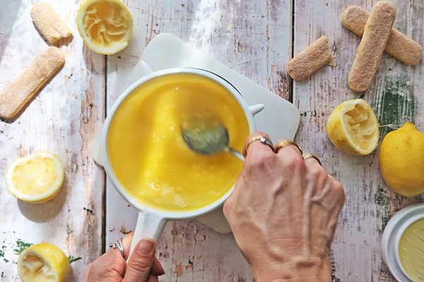 Limoncello tiramisu przecieranie lemon curd przez sitko