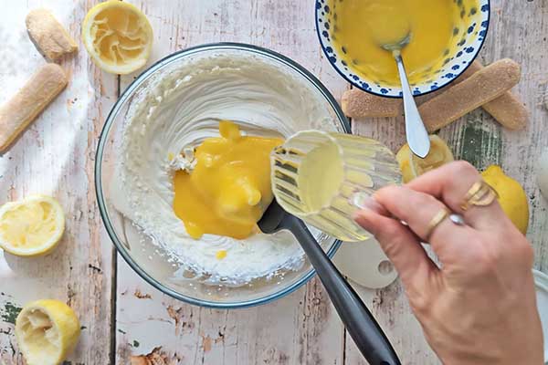 Limoncello tiramisu dodawanie lemon curd i limoncello do mascarpone