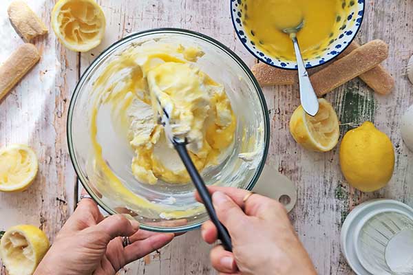 Limoncello tiramisu mieszanie kremu cytrynowego na tiramisu