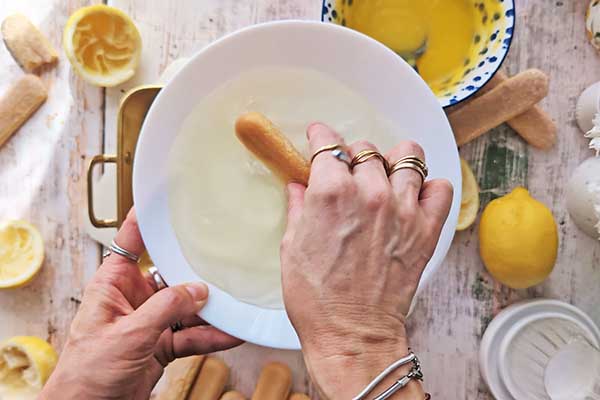 Limoncello tiramisu nasączanie biszkoptów w limoncello z wodą