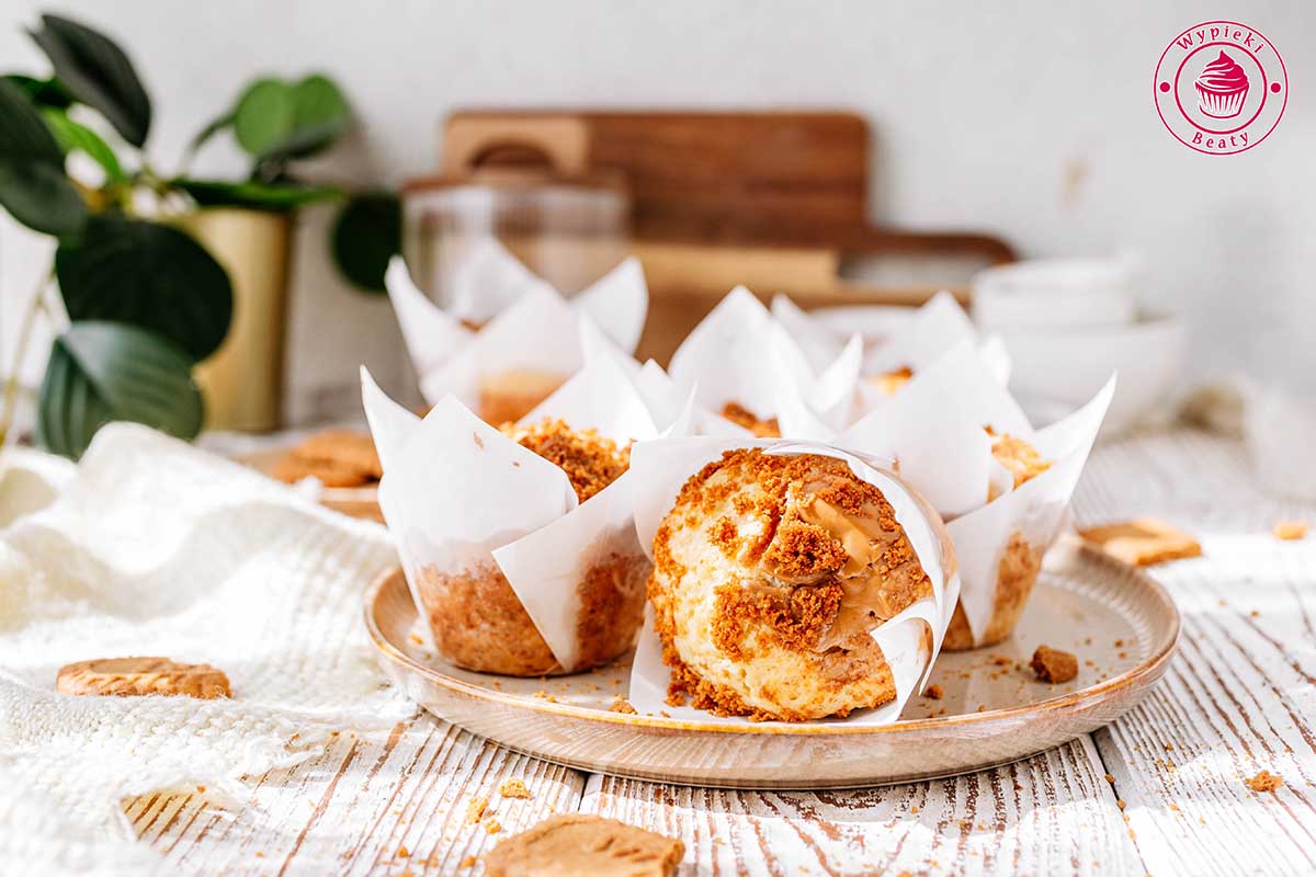 puszyste muffiny z nadzieniem z kremu ciasteczkowego Biscoff Lotus proste i szybkie muffiny biscoff z kremem ciasteczkowym i kruszonymi ciasteczkami lotus