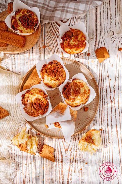 widok na upieczone lekko karmelowe muffiny z kremem Lotus Biscoff i kruszonymi ciastkami Biscoff biscoff muffinki przepis z filmem
