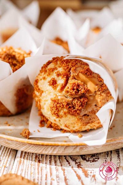 pomysł na słodką przekąskę lub słodkie śniadanie - szybkie muffinki z kremem Biscoff Lotus i ciasteczkami Lotus jak zrobić muffinki z ciasteczkami lotus i kremem lotus biscoff
