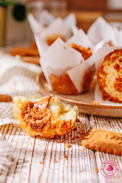 pomysł na szybkie domowe muffinki bez miksera gotowe w 30 minut przepis na proste i szybkie muffiny z kawałkami ciasteczek lotus