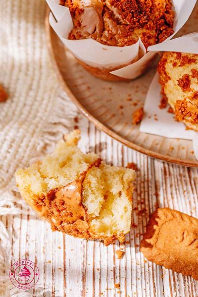 szybki przepis krok po kroku na puszyste muffinki z kremem Lotus i ciastkami Lotus proste muffinki nadziewane kremem biscoff