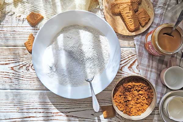 Przepis na muffiny Biscoff mieszanie mąki i innych suchych składników na muffiny