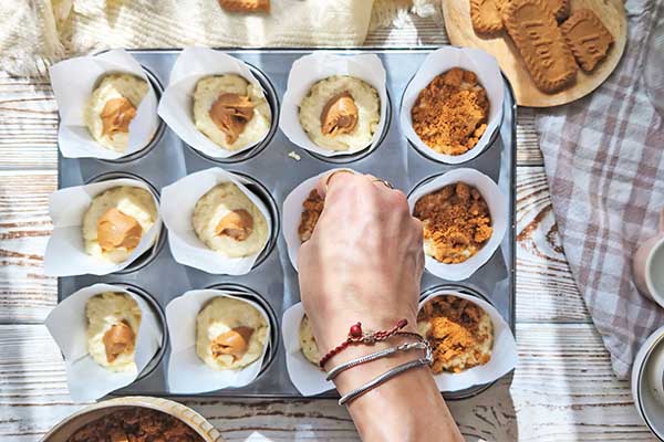 Przepis na muffiny Biscoff posypywanie wierzchu muffinek pokruszonymi ciastkami biscoff