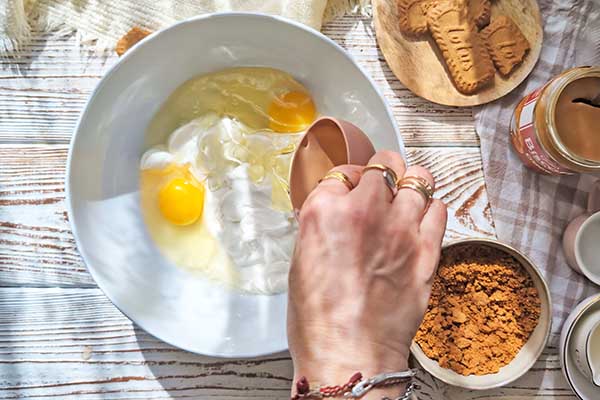 Przepis na muffiny Biscoff dodawanie mokrych składników na muffiny