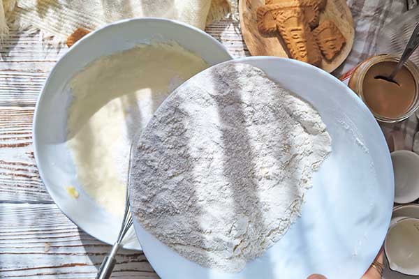 Przepis na muffiny Biscoff dodawanie mąki do ciasta na muffiny