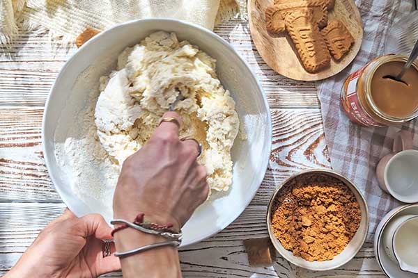 Przepis na muffiny Biscoff mieszanie ciasta łyżką
